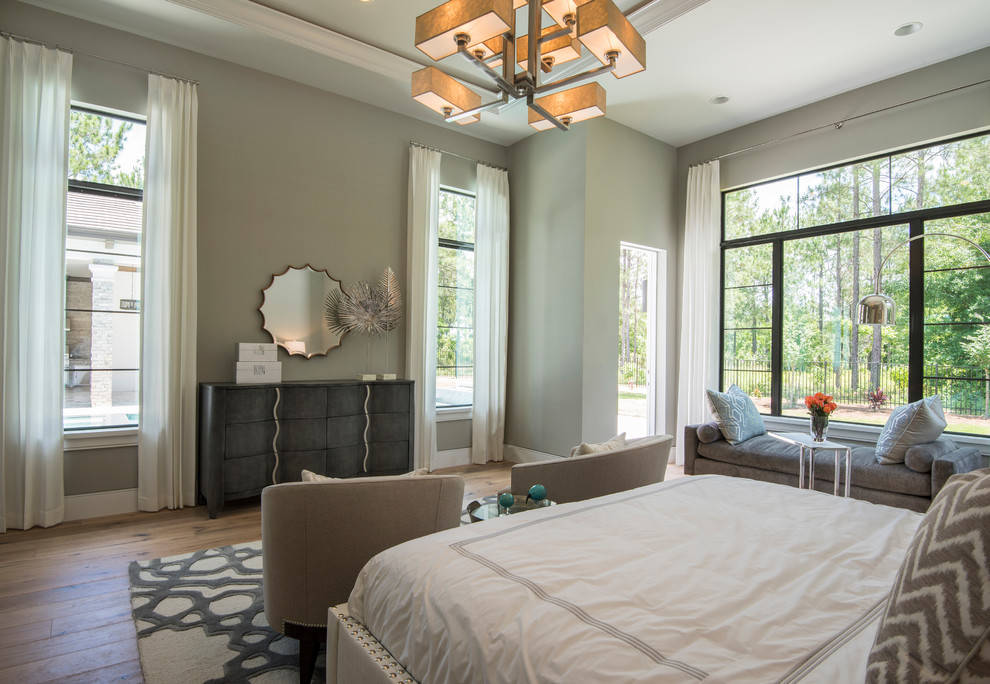 Пример оригинального дизайна: спальня в стиле неоклассика (современная классика) с светлым паркетным полом, коричневым полом, кессонным потолком и тюлем