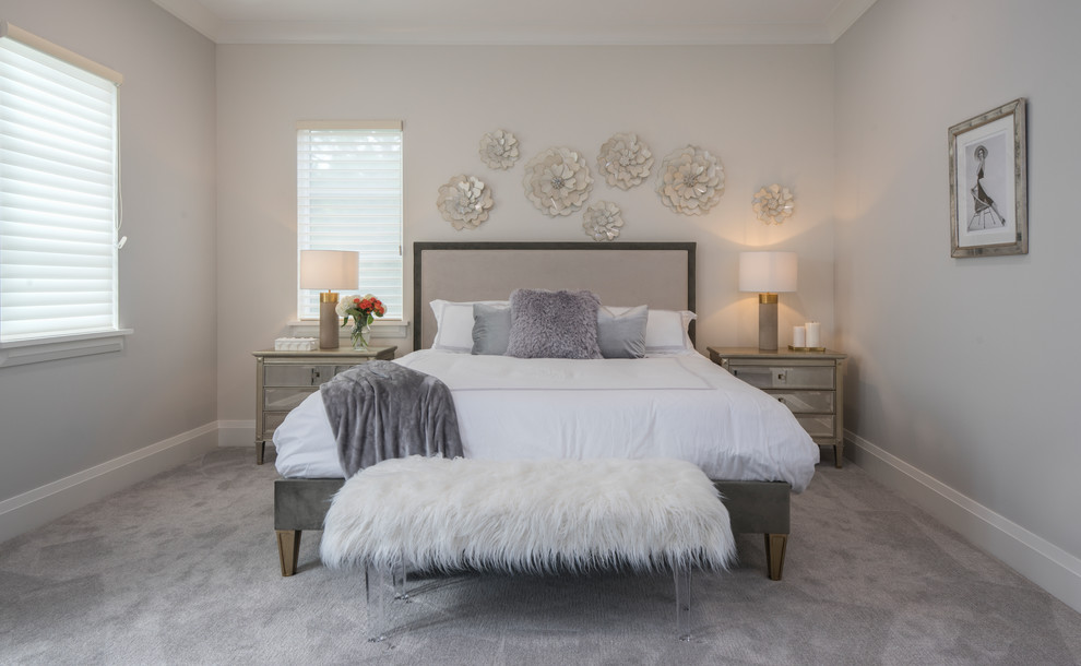 Immagine di una camera da letto classica con pareti grigie, moquette e pavimento grigio