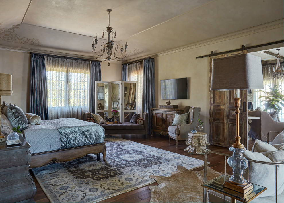 Idee per una camera da letto mediterranea con pareti beige, parquet scuro e pavimento marrone