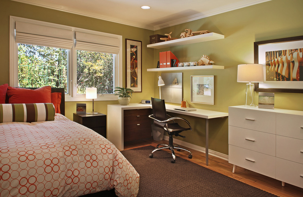 Imagen de dormitorio actual con paredes verdes