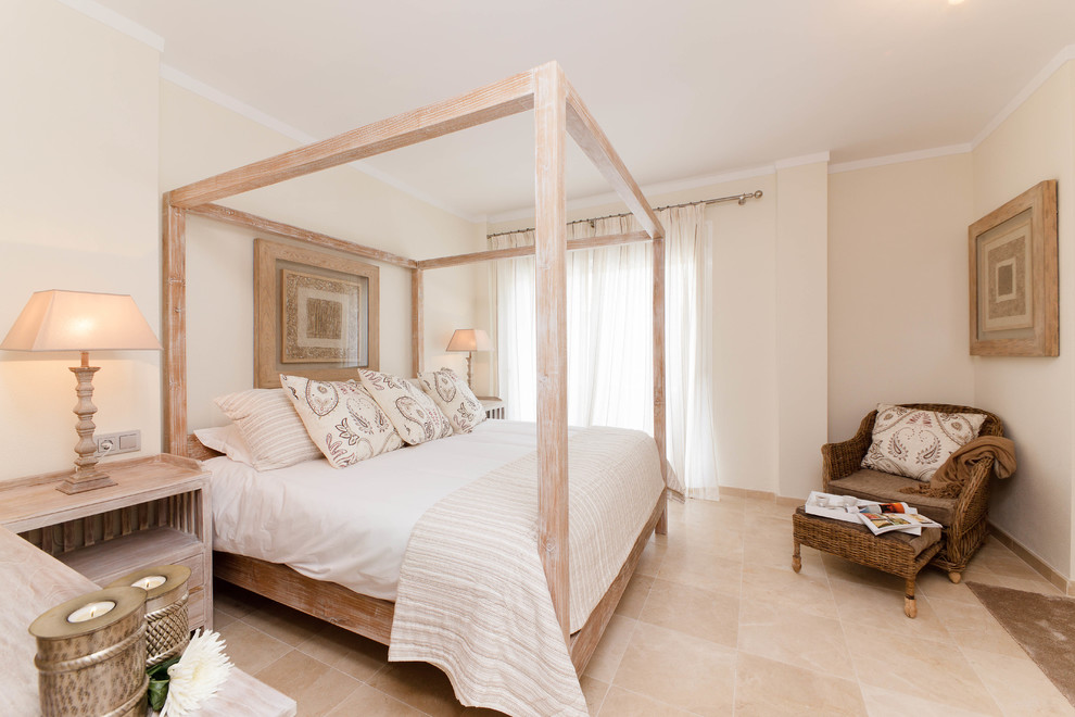 他の地域にある中くらいな地中海スタイルのおしゃれな主寝室 (ベージュの壁、トラバーチンの床、暖炉なし) のレイアウト
