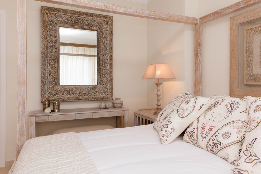 Foto de dormitorio principal tradicional de tamaño medio sin chimenea con paredes beige