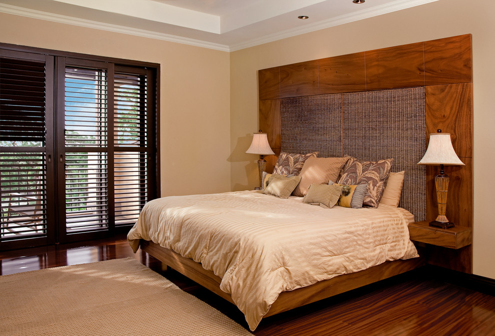 Modelo de habitación de invitados exótica de tamaño medio con suelo de madera oscura y suelo marrón