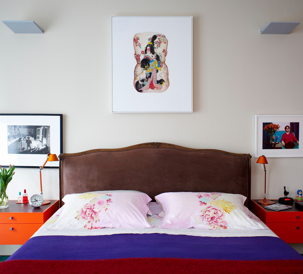 Свежая идея для дизайна: спальня в стиле фьюжн с белыми стенами - отличное фото интерьера