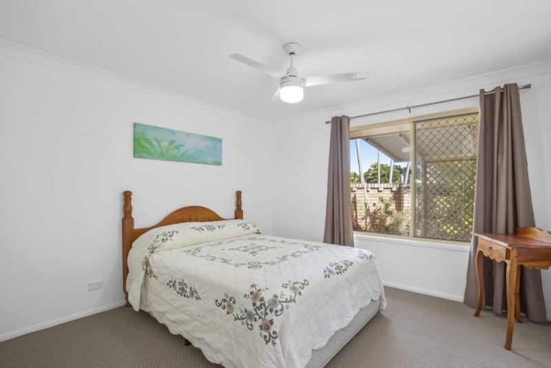 Mittelgroßes Klassisches Hauptschlafzimmer mit Teppichboden in Gold Coast - Tweed