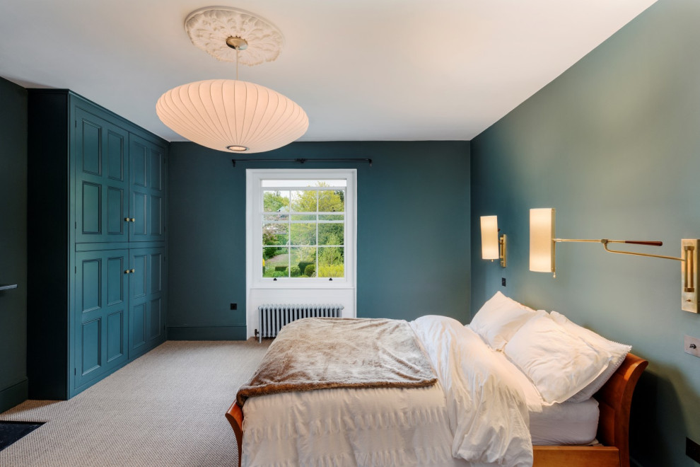 Modelo de habitación de invitados clásica renovada pequeña sin chimenea con paredes beige, moqueta y suelo marrón