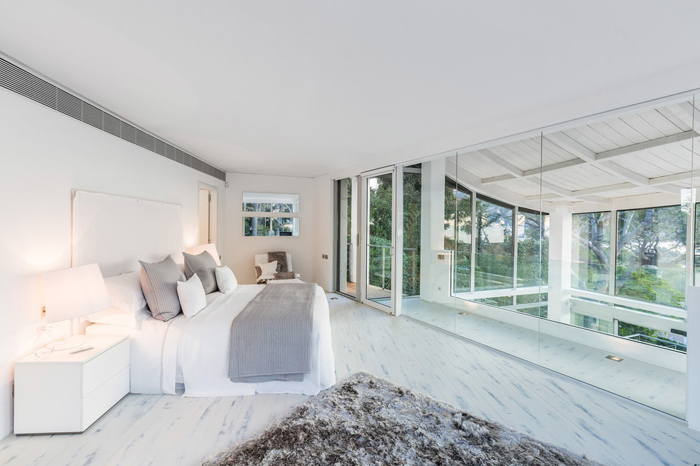 Идея дизайна: большая хозяйская спальня в стиле модернизм с белыми стенами и деревянным полом без камина
