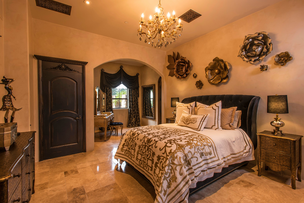 Идея дизайна: большая гостевая спальня (комната для гостей) в средиземноморском стиле с бежевыми стенами, полом из керамогранита и бежевым полом без камина