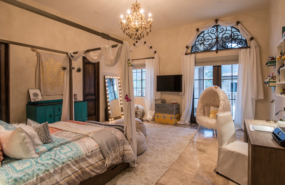 Diseño de dormitorio principal mediterráneo grande sin chimenea con paredes beige, suelo de travertino y suelo beige