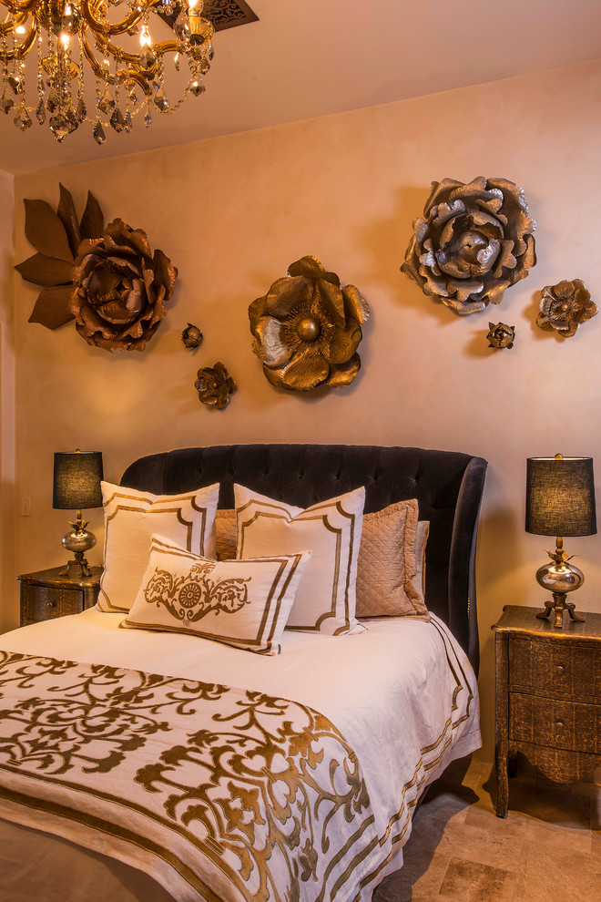 Foto de habitación de invitados mediterránea grande sin chimenea con paredes beige, suelo beige y suelo de baldosas de porcelana