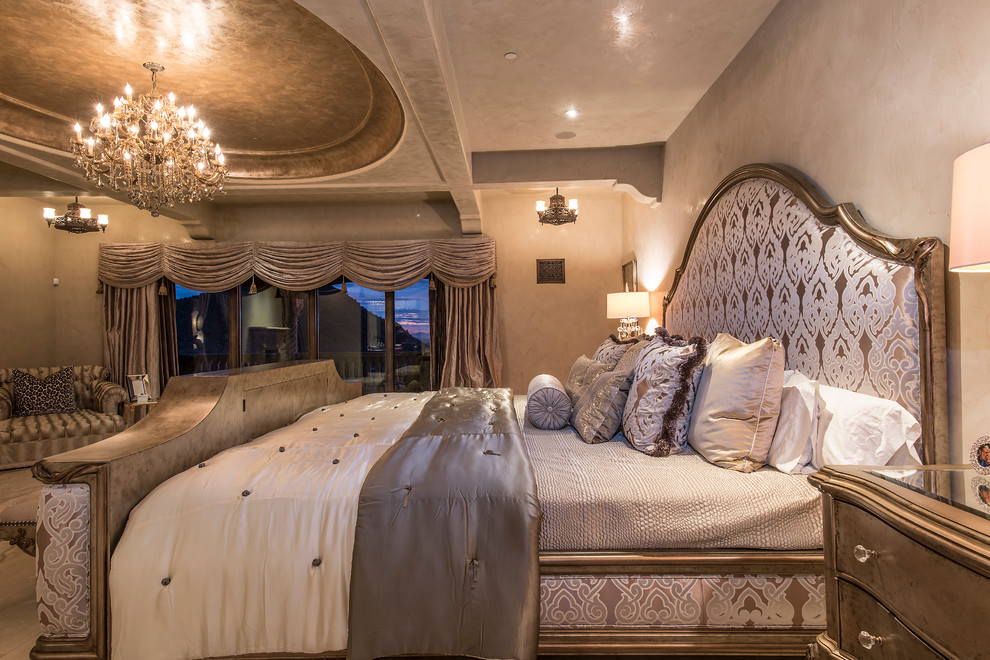 Ejemplo de dormitorio principal mediterráneo grande sin chimenea con paredes beige, suelo de baldosas de porcelana y suelo beige