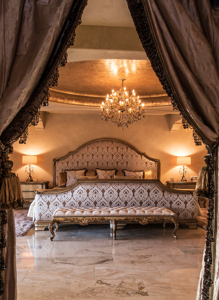 Foto di una grande camera matrimoniale mediterranea con pareti beige, pavimento in gres porcellanato, nessun camino e pavimento beige