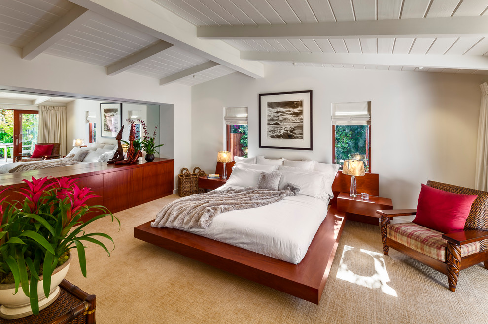 サンタバーバラにある中くらいなミッドセンチュリースタイルのおしゃれな主寝室 (カーペット敷き、白い壁) のレイアウト