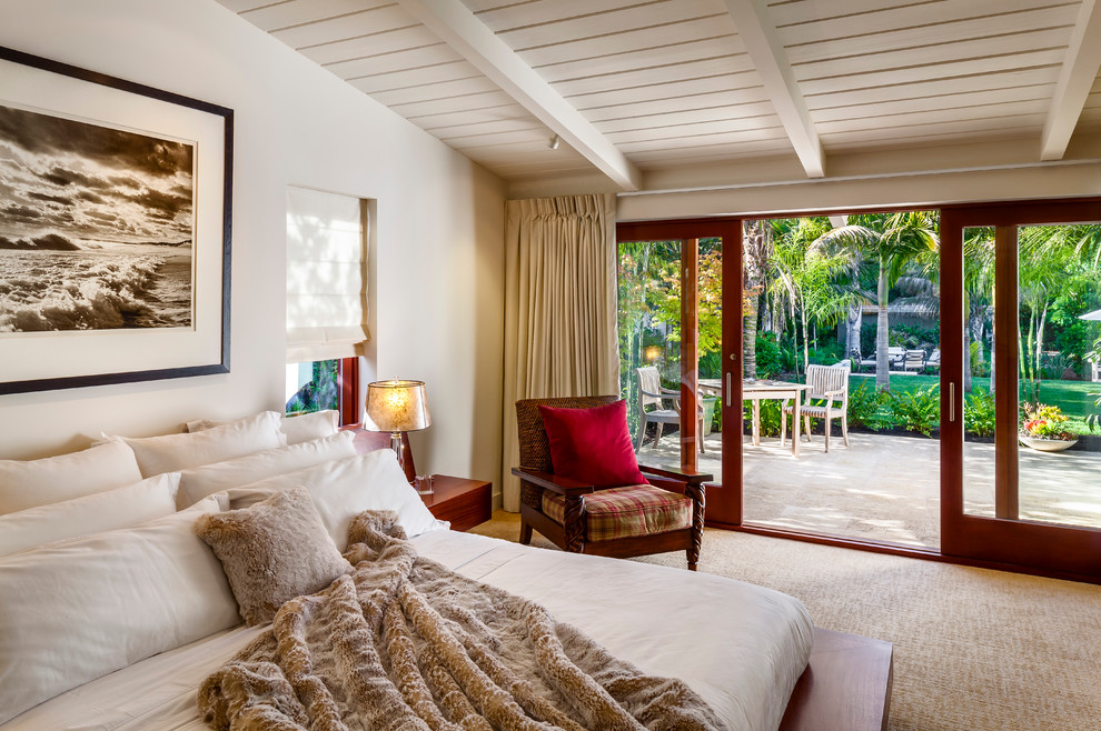 サンタバーバラにある中くらいなミッドセンチュリースタイルのおしゃれな主寝室 (白い壁、カーペット敷き)