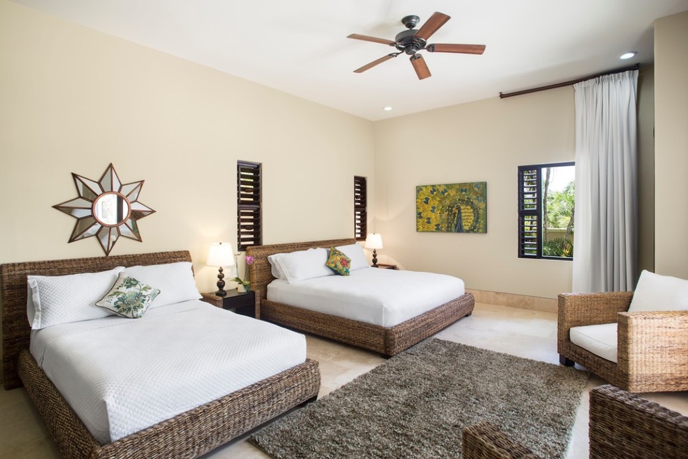 Modelo de habitación de invitados mediterránea grande con paredes beige y suelo de travertino