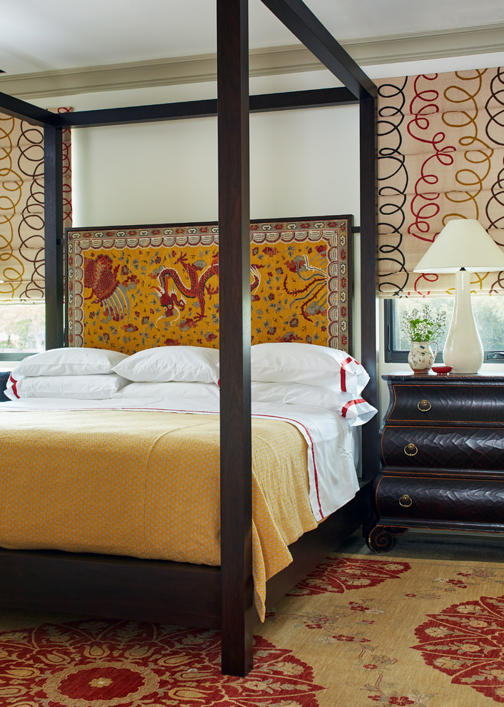 Пример оригинального дизайна: большая хозяйская спальня в восточном стиле с белыми стенами без камина
