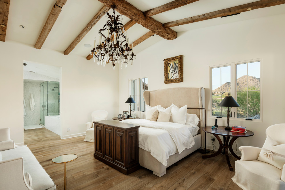 Diseño de dormitorio de estilo americano con paredes blancas, suelo de madera en tonos medios y suelo marrón