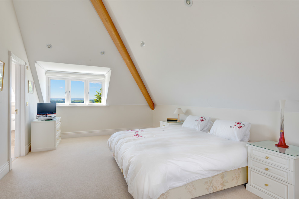 Foto de dormitorio tradicional con paredes blancas y moqueta