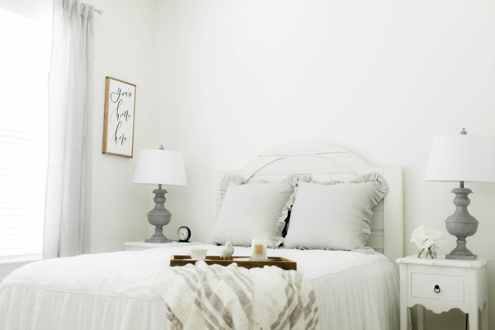 Kleines Landhausstil Hauptschlafzimmer mit weißer Wandfarbe in Dallas