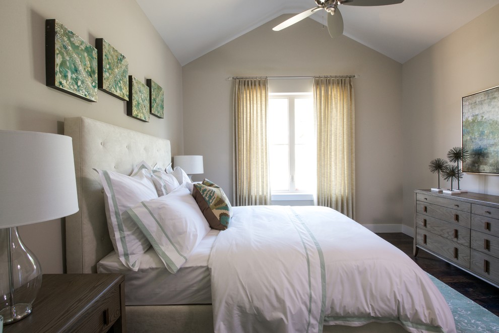 Ejemplo de habitación de invitados clásica renovada de tamaño medio con paredes beige y suelo de madera oscura