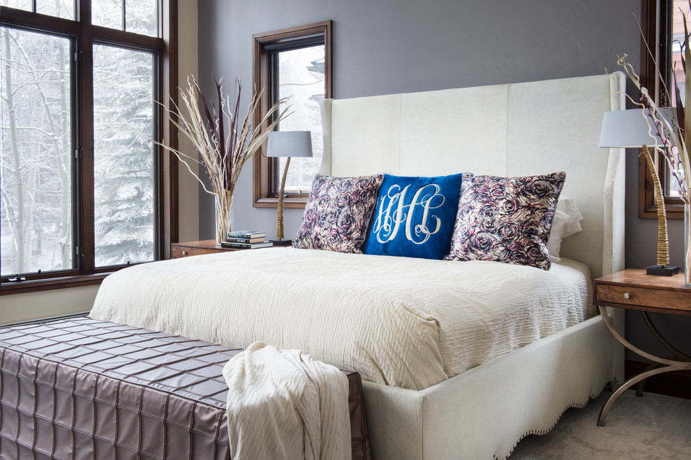 Foto di una camera da letto stile rurale con pareti grigie e moquette