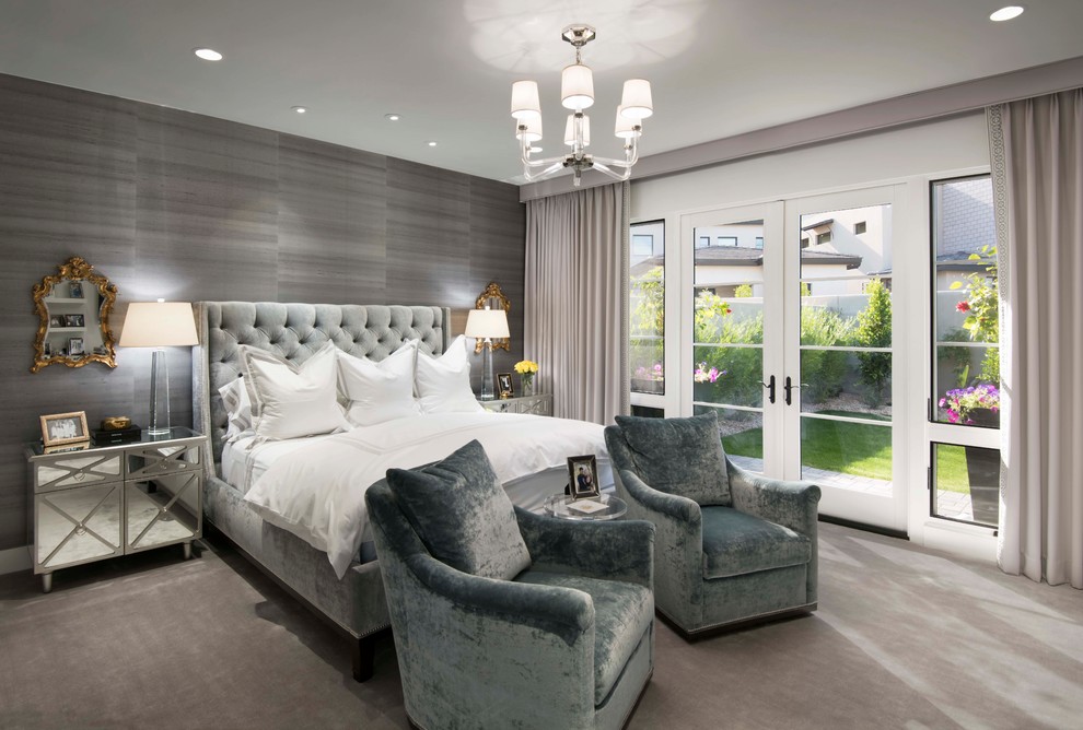 フェニックスにある広いコンテンポラリースタイルのおしゃれな主寝室 (グレーの壁、カーペット敷き、茶色い床、グレーとブラウン)