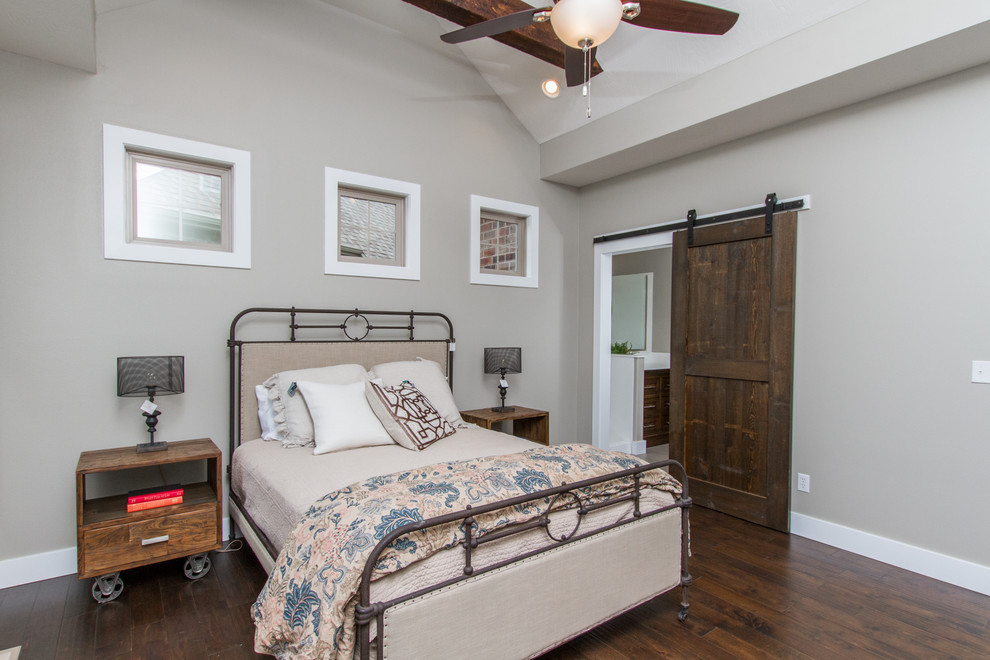 Imagen de habitación de invitados clásica renovada de tamaño medio sin chimenea con paredes grises y suelo de madera oscura