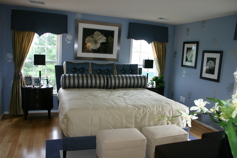 Inspiration pour une chambre traditionnelle avec un mur bleu et parquet clair.