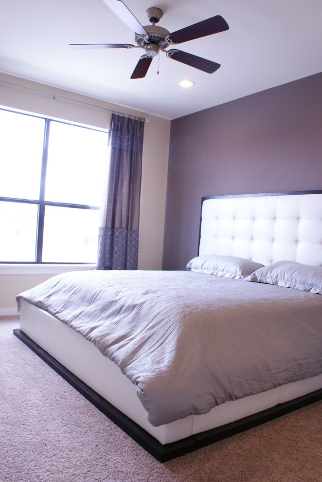 Идея дизайна: большая хозяйская спальня в современном стиле с ковровым покрытием