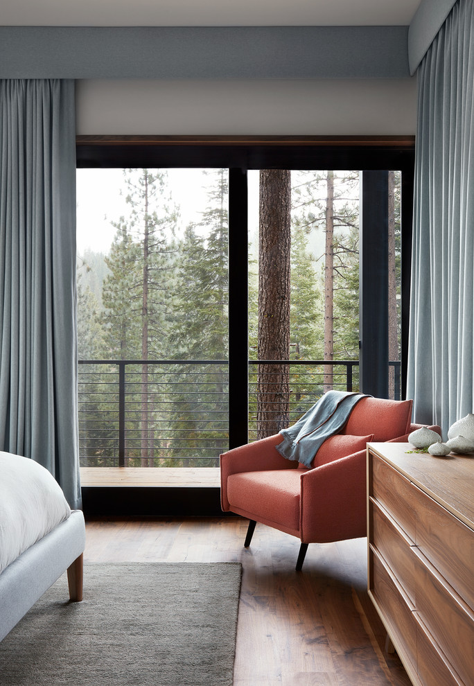 Großes Modernes Hauptschlafzimmer ohne Kamin mit weißer Wandfarbe, dunklem Holzboden und braunem Boden in San Francisco