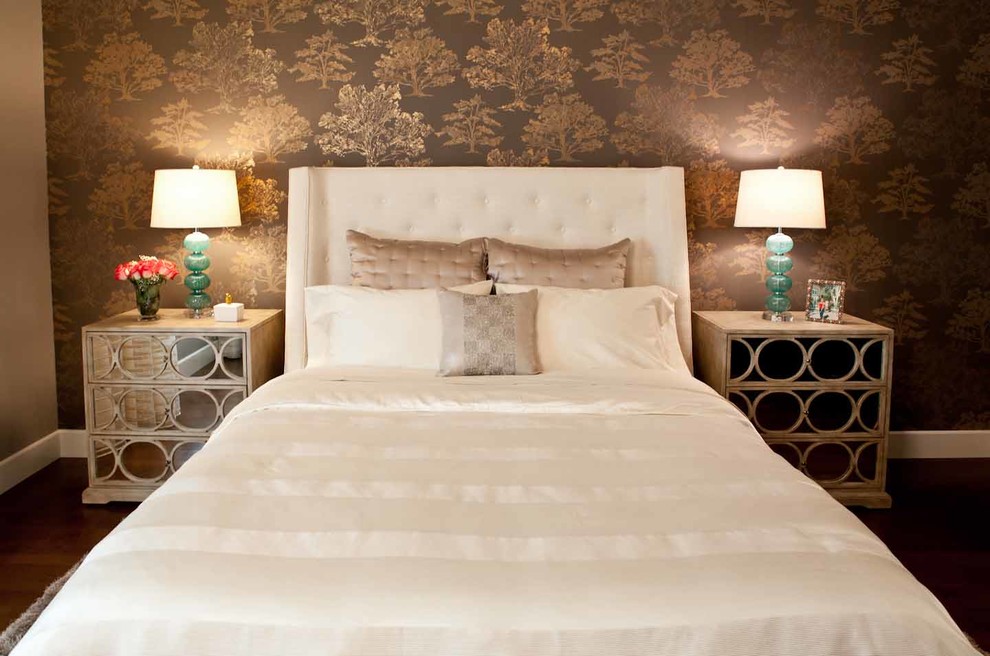 Foto de habitación de invitados contemporánea grande con paredes beige, suelo de madera en tonos medios y suelo marrón