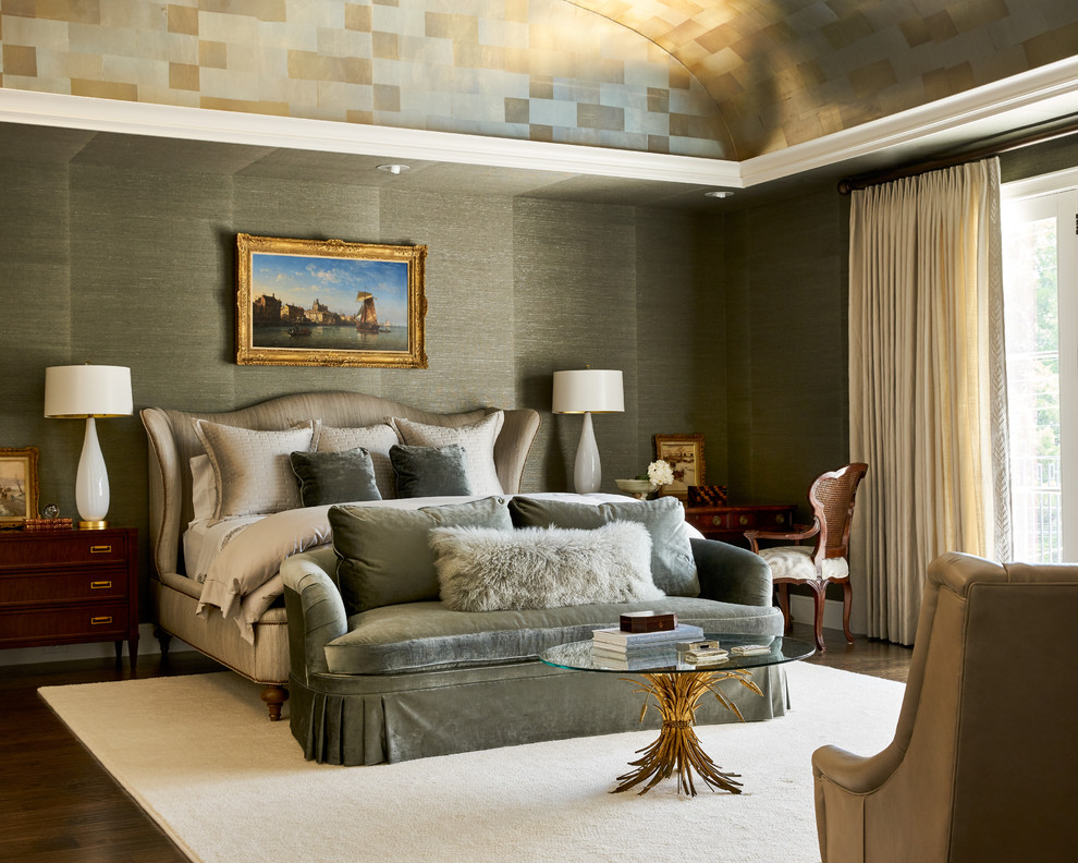 ダラスにあるトランジショナルスタイルのおしゃれな主寝室 (グレーの壁、濃色無垢フローリング、茶色い床、グレーとブラウン) のインテリア