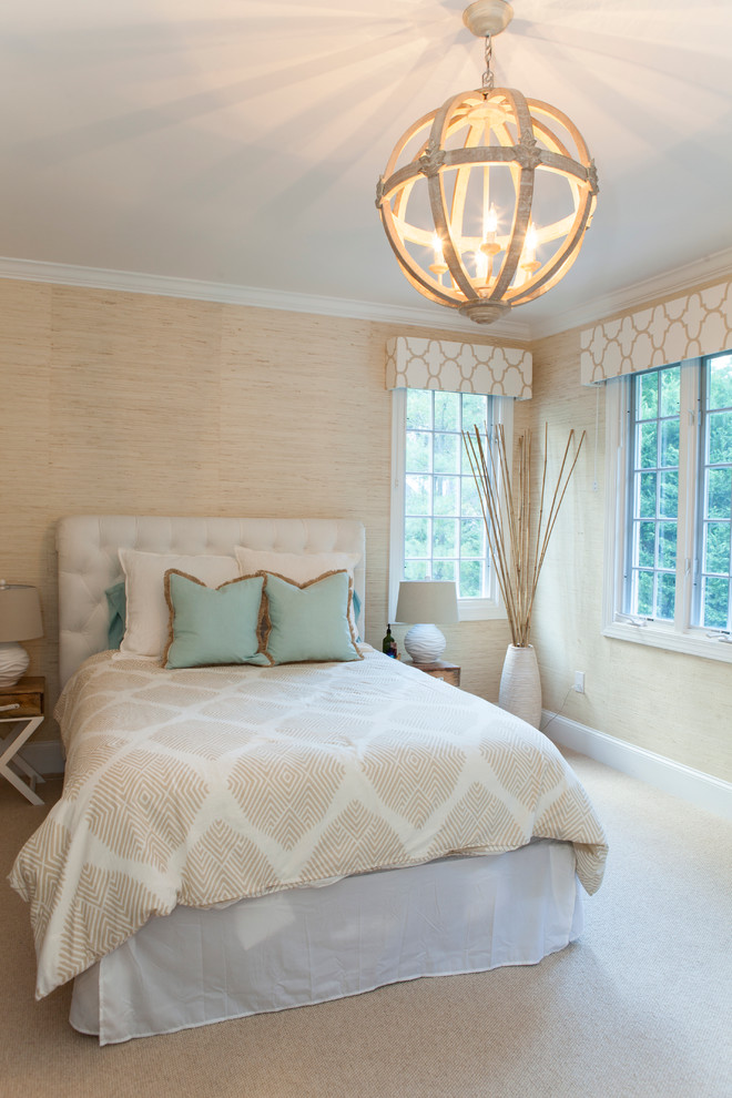 Пример оригинального дизайна: гостевая спальня среднего размера, (комната для гостей) в классическом стиле с бежевыми стенами и ковровым покрытием