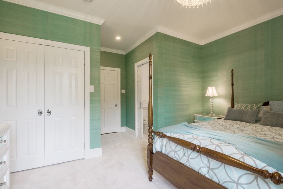 Cette photo montre une chambre chic de taille moyenne avec un mur vert.