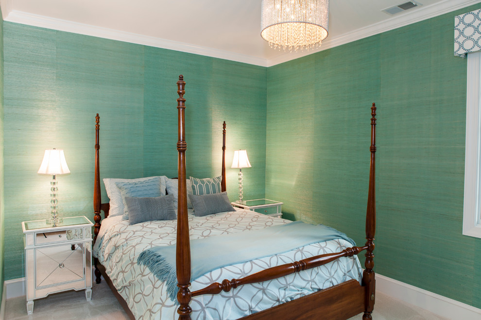 Foto de habitación de invitados clásica de tamaño medio con moqueta, paredes verdes y suelo beige