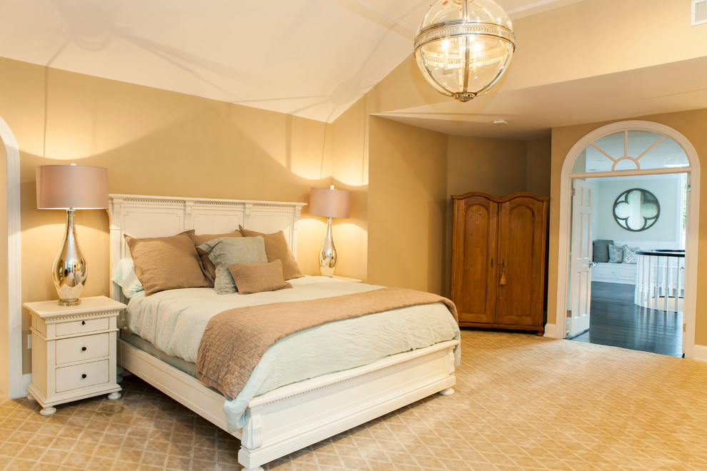 Diseño de dormitorio principal tradicional grande con paredes beige, moqueta y todas las chimeneas