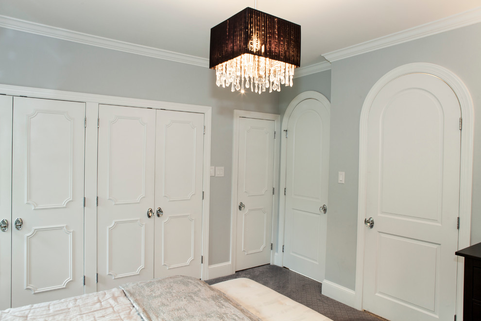 Imagen de habitación de invitados clásica de tamaño medio con paredes grises y moqueta