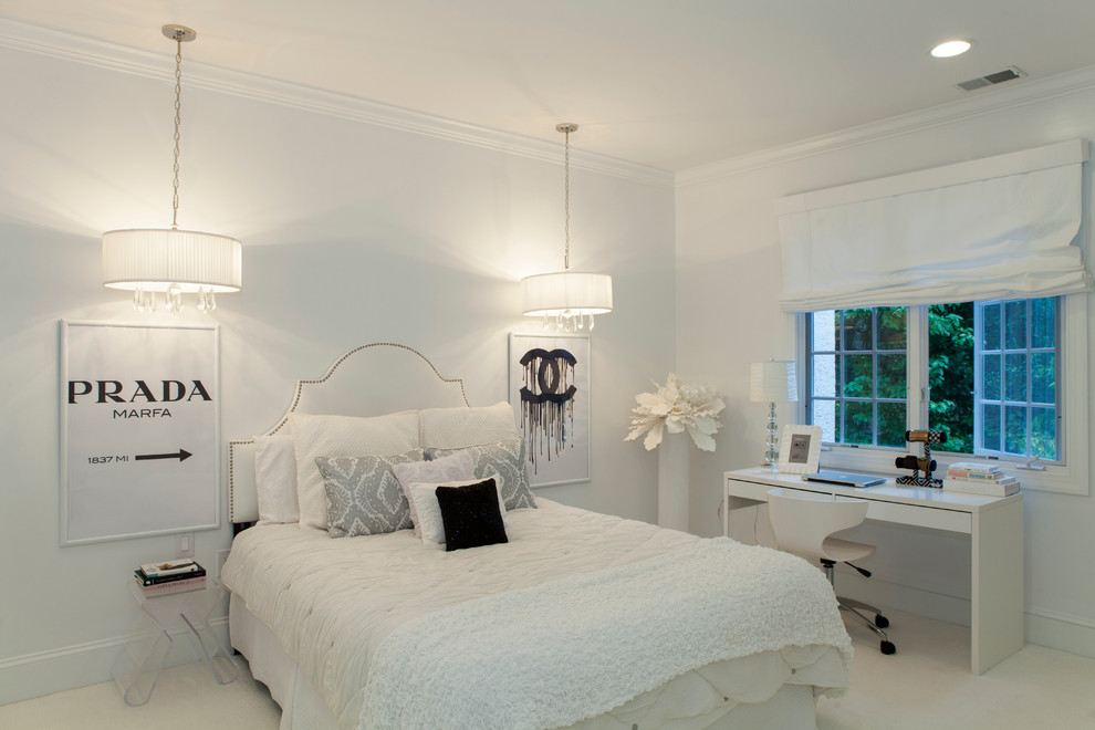 Modelo de habitación de invitados clásica renovada grande con paredes blancas, moqueta y con escritorio