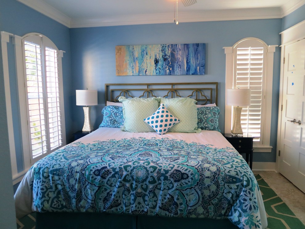 Diseño de habitación de invitados costera de tamaño medio con paredes azules y suelo de baldosas de porcelana