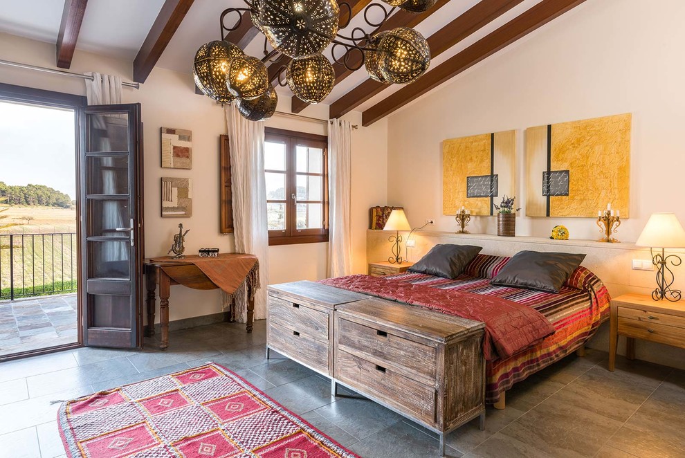 Imagen de dormitorio principal mediterráneo de tamaño medio sin chimenea con paredes blancas