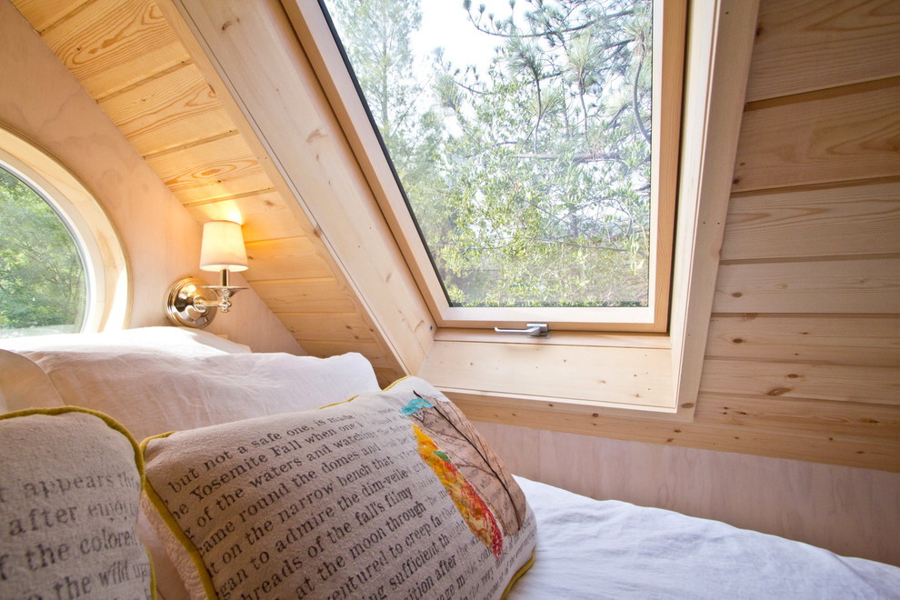 Kleines Modernes Schlafzimmer ohne Kamin, im Loft-Style mit weißer Wandfarbe und hellem Holzboden in Los Angeles