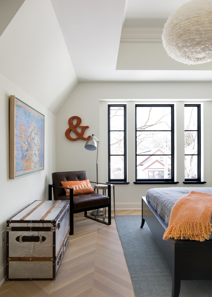 Modelo de habitación de invitados mediterránea pequeña con paredes marrones, suelo de madera clara y suelo marrón