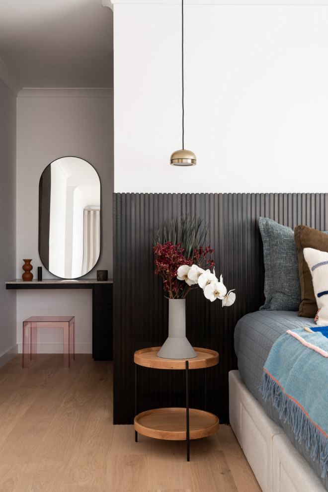 Esempio di una camera matrimoniale minimalista di medie dimensioni con pareti bianche, parquet chiaro, nessun camino, pavimento beige e pareti in legno