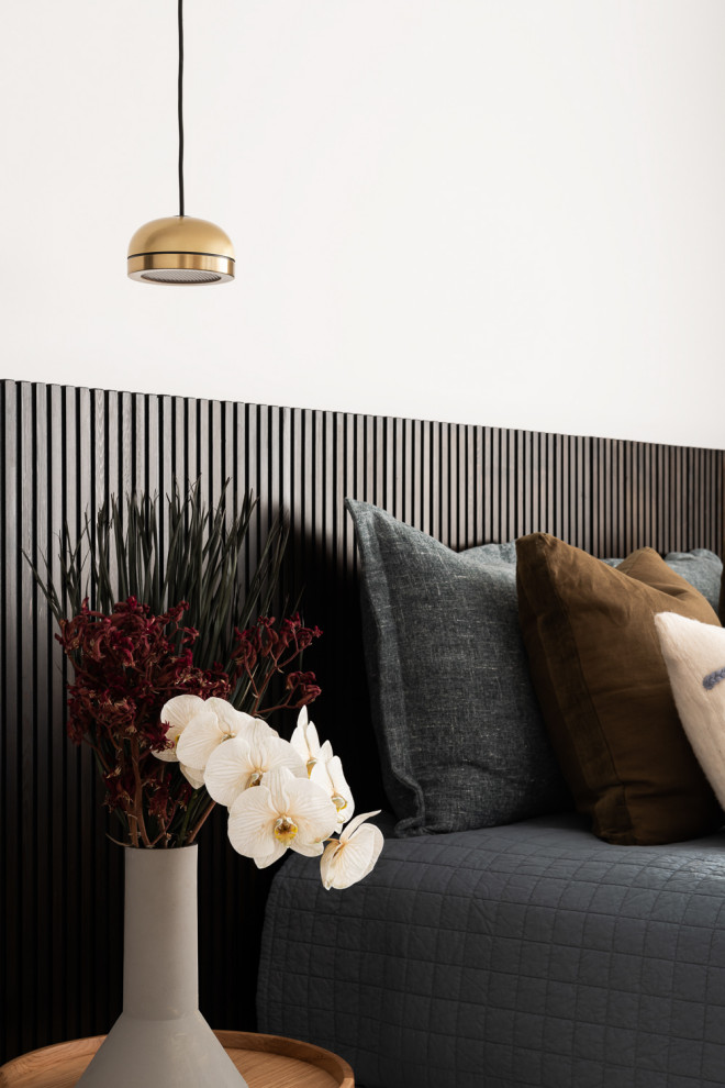 Mittelgroßes Modernes Hauptschlafzimmer ohne Kamin mit weißer Wandfarbe, hellem Holzboden, beigem Boden und Holzwänden in Perth