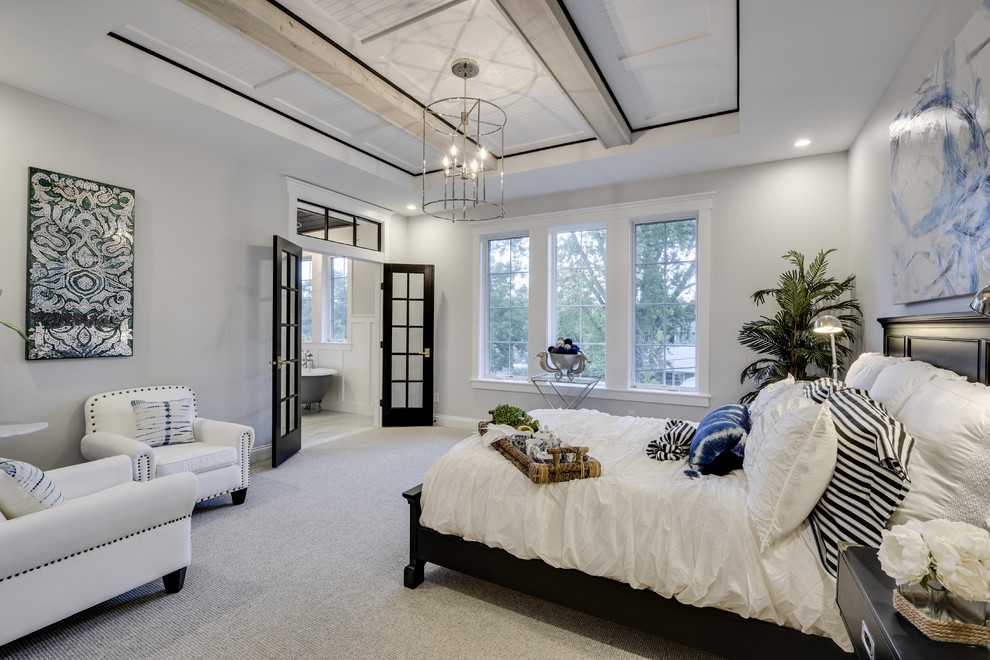 Imagen de dormitorio principal costero con paredes grises, moqueta y suelo gris