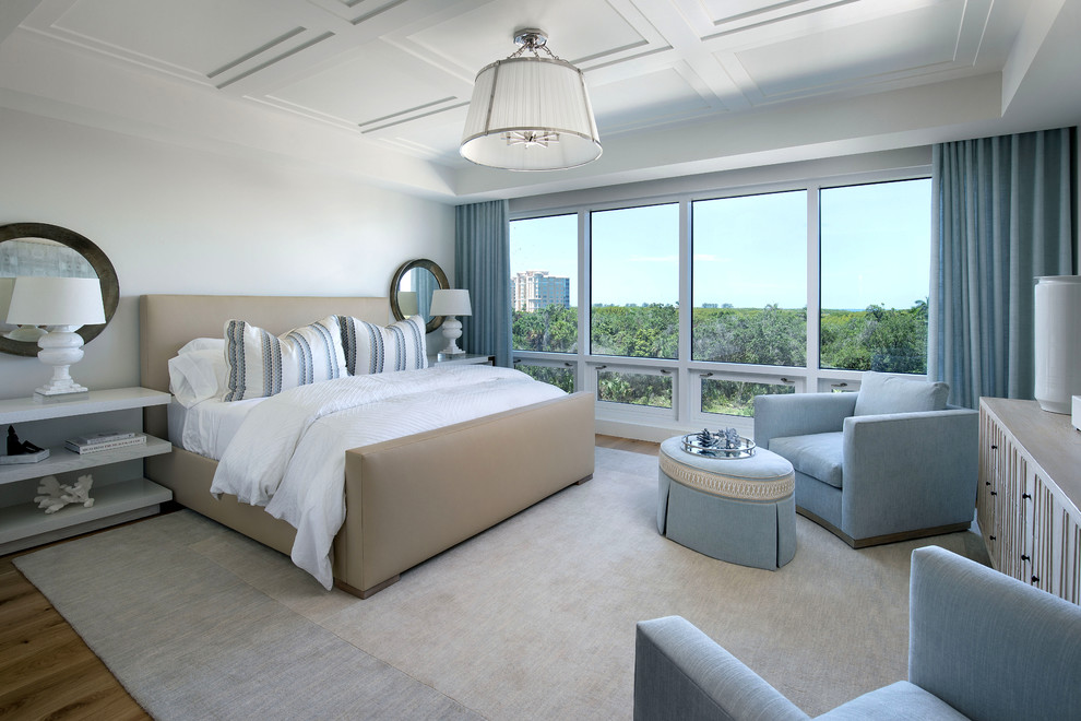 Klassisches Schlafzimmer mit weißer Wandfarbe, braunem Holzboden und braunem Boden in Miami