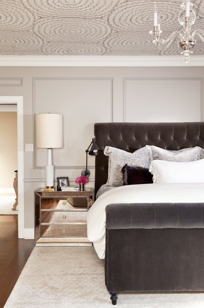 Свежая идея для дизайна: хозяйская спальня среднего размера в стиле неоклассика (современная классика) с серыми стенами, паркетным полом среднего тона и коричневым полом - отличное фото интерьера