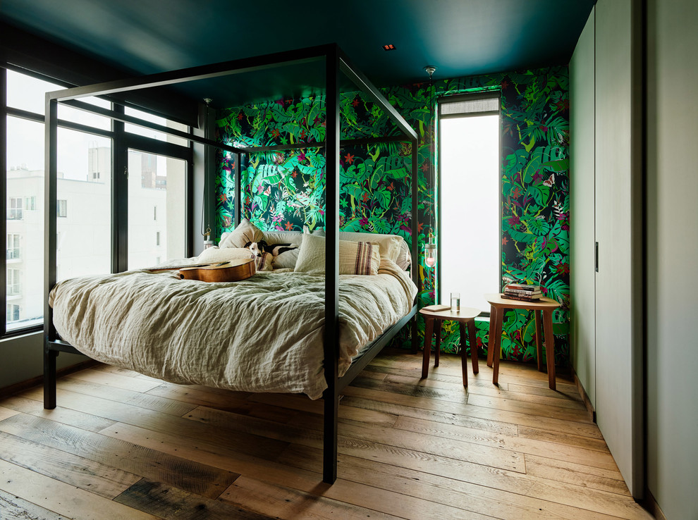 На фото: хозяйская спальня среднего размера в стиле модернизм с паркетным полом среднего тона и разноцветными стенами без камина с