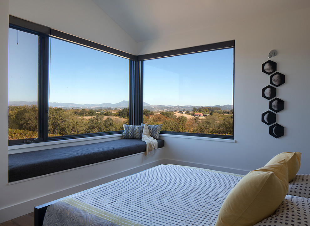 サンフランシスコにある中くらいなカントリー風のおしゃれな客用寝室 (白い壁)