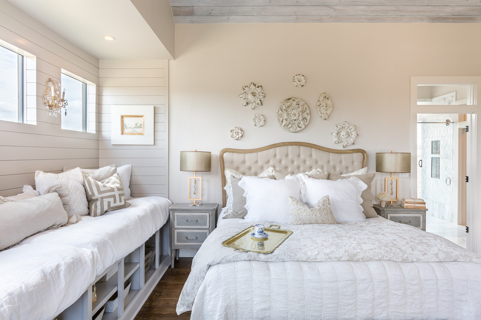 Cette photo montre une chambre parentale romantique avec un mur beige et parquet foncé.